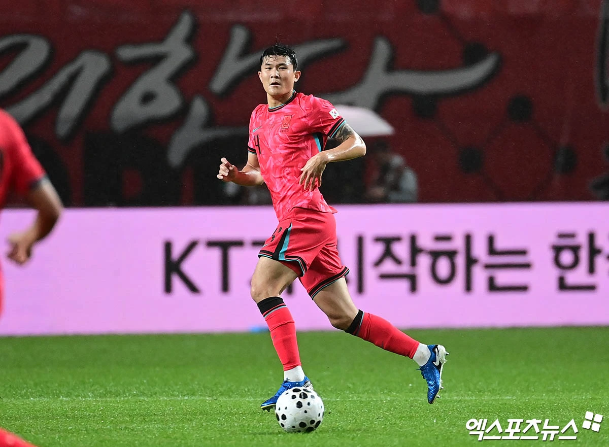  한국 축구사 최고의 선수 손흥민(LAFC)이 홍명보호 일원으로 네 번째 월드컵 무대에 도전한다. 홍명보 축구대표팀 감독은 16일 서울 종로구 KT 온마당에서 2026 북중미 월드컵에 출전할 태극전사 26인의 최종 명단을 발표했다. 손흥민은 이강인(PSG), 김민재(뮌헨), 이재성(마인츠) 등 유럽파 핵심 자원들과 함께 예상대로 최종 명단에 들어 2014년 브라질, 2018년 러시아, 2022년 카타르 대회에 이어 4번째 월드컵에 도전한다. A매치 1경기 출전 기록의 K리거 이기혁(강원)은 '깜짝 발탁'됐다. 엑스포츠뉴스DB