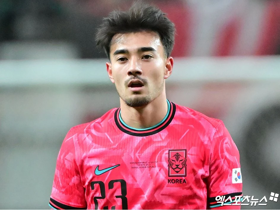  한국 축구사 최고의 선수 손흥민(LAFC)이 홍명보호 일원으로 네 번째 월드컵 무대에 도전한다. 홍명보 축구대표팀 감독은 16일 서울 종로구 KT 온마당에서 2026 북중미 월드컵에 출전할 태극전사 26인의 최종 명단을 발표했다. 손흥민은 이강인(PSG), 김민재(뮌헨), 이재성(마인츠) 등 유럽파 핵심 자원들과 함께 예상대로 최종 명단에 들어 2014년 브라질, 2018년 러시아, 2022년 카타르 대회에 이어 4번째 월드컵에 도전한다. 외국 태생 혼혈 선수 옌스 카스트로프(묀헨글라트바흐)도 승선했다. 엑스포츠뉴스DB
