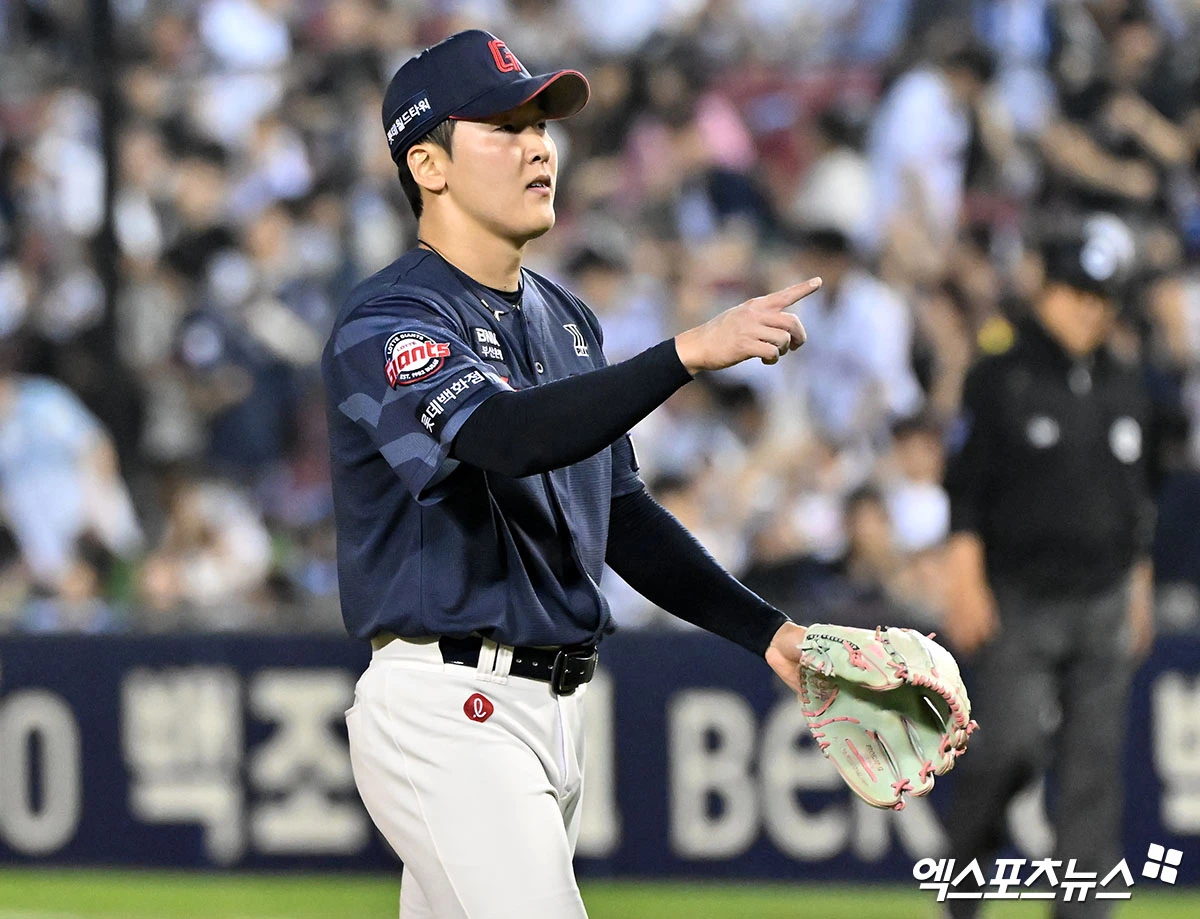 15일 오후 서울 송파구 잠실야구장에서 열린 '2026 신한 SOL Bank KBO리그' 롯데 자이언츠와 두산 베어스의 경기, 롯데가 황성빈의 멀티 출루를 앞세우며 두산에 6:5로 승리했다.  이날 경기에서 승리한 롯데 최준용이 기뻐하고 있다. 엑스포츠뉴스 DB