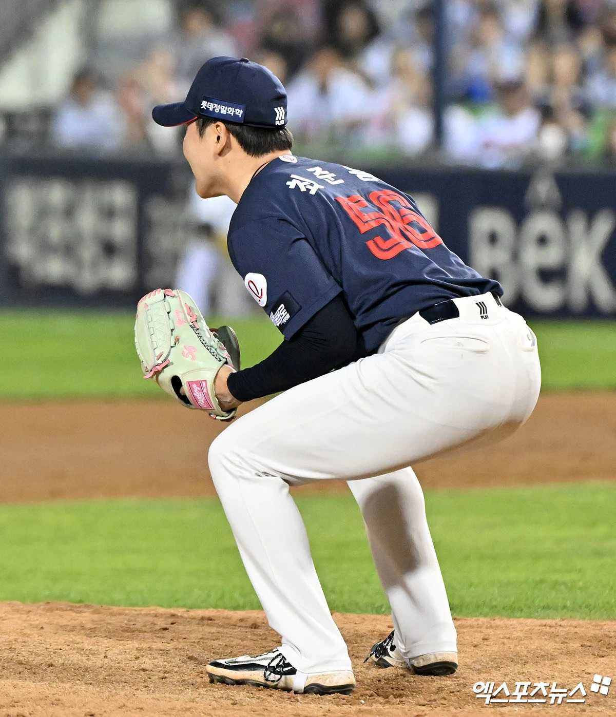 15일 오후 서울 송파구 잠실야구장에서 열린 '2026 신한 SOL Bank KBO리그' 롯데 자이언츠와 두산 베어스의 경기, 롯데가 황성빈의 멀티 출루를 앞세우며 두산에 6:5로 승리했다.  이날 경기에서 승리한 롯데 최준용이 기뻐하고 있다. 엑스포츠뉴스 DB