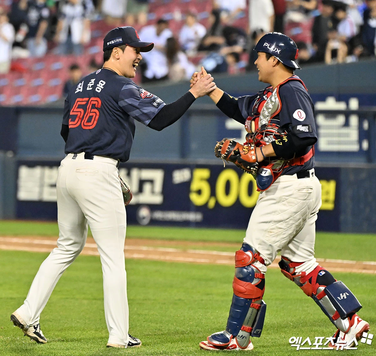 15일 오후 서울 송파구 잠실야구장에서 열린 '2026 신한 SOL Bank KBO리그' 롯데 자이언츠와 두산 베어스의 경기, 롯데가 황성빈의 멀티 출루를 앞세우며 두산에 6:5로 승리했다.  이날 경기에서 승리한 롯데 선수들이 기뻐하고 있다. 엑스포츠뉴스 DB