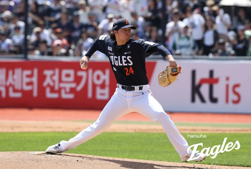  한화 이글스는 16일 수원 KT위즈파크에서 열린 2026 신한 SOL KBO리그 KT 위즈와의 방문 경기에서 10-5 쾌승을 거뒀다. 5월 들어 반등하고 있는 한화는 3연승을 질주하며 단독 1위 KT를 상대로 일찌감치 위닝시리즈를 확보했다. KT는 시즌 첫 3연패를 당했다. 부상에서 돌아온 한화 선발투수 오웬 화이트가 6⅓이닝 3피안타 1볼넷 4탈삼진 2실점(1자책점)으로 KBO리그 뒤늦은 첫 승을 거뒀다. 타선에선 친정팀을 이적 뒤 처음 방문한 강백호가 맹타를 휘둘렀다. 3안타 2홈런 7타점 3득점을 폭발했다. 개인 한 경기 최다 타점 타이기록을 세웠다. 한화 이글스