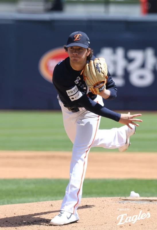  한화 이글스는 16일 수원 KT위즈파크에서 열린 2026 신한 SOL KBO리그 KT 위즈와의 방문 경기에서 10-5 쾌승을 거뒀다. 5월 들어 반등하고 있는 한화는 3연승을 질주하며 단독 1위 KT를 상대로 일찌감치 위닝시리즈를 확보했다. KT는 시즌 첫 3연패를 당했다. 부상에서 돌아온 한화 선발투수 오웬 화이트가 6⅓이닝 3피안타 1볼넷 4탈삼진 2실점(1자책점)으로 KBO리그 뒤늦은 첫 승을 거뒀다. 타선에선 친정팀을 이적 뒤 처음 방문한 강백호가 맹타를 휘둘렀다. 3안타 2홈런 7타점 3득점을 폭발했다. 한화 이글스