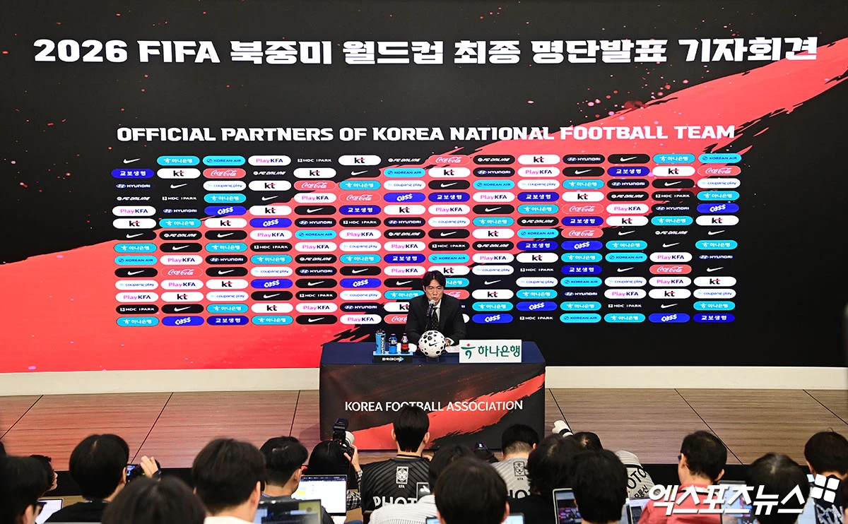 홍명보 한국 축구 국가대표팀 감독이 2026 국제축구연맹(FIFA) 북중미 월드컵 최종 명단 26인을 확정했다. 캡틴 손흥민을 포함해 김민재, 이강인, 황인범, 이재성, 황희찬 등 주축 선수들이 모두 이름을 올린 가운데 홍 감독은 북중미 월드컵서 이변을 만들겠다고 다짐하며 1차 목표로 32강 진출을 선언했다. 광화문, 박지영 기자