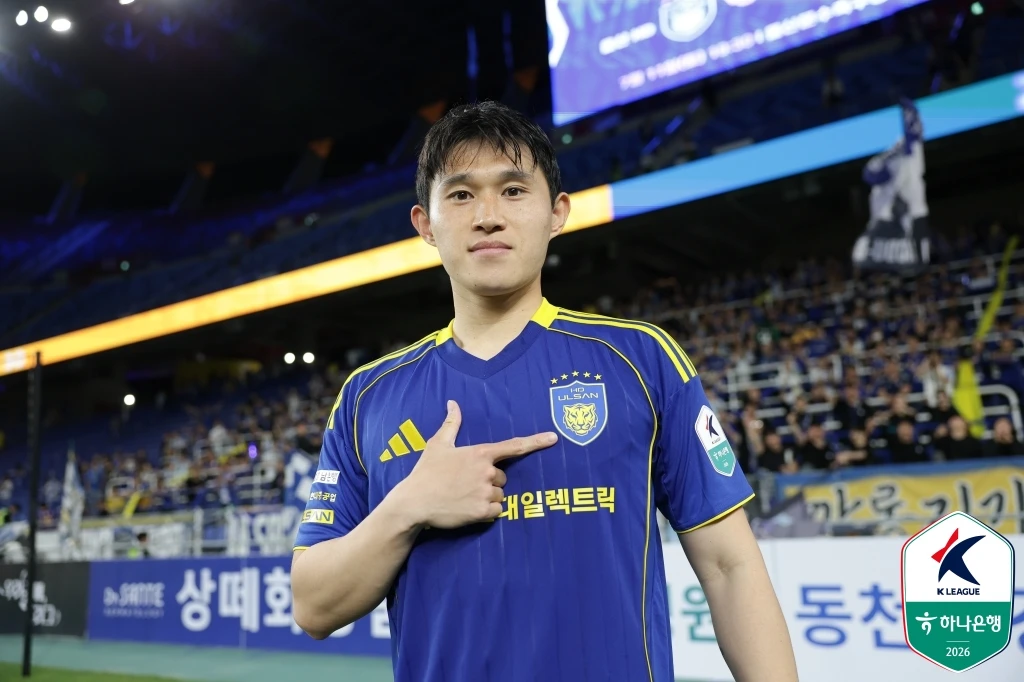 홍명보 한국 축구 국가대표팀 감독이 2026 국제축구연맹(FIFA) 북중미 월드컵 최종 명단 26인을 확정했다. 캡틴 손흥민을 포함해 김민재, 이강인, 황인범, 이재성, 황희찬 등 주축 선수들이 모두 이름을 올린 가운데 홍 감독은 북중미 월드컵서 이변을 만들겠다고 다짐하며 1차 목표로 32강 진출을 선언했다. 한국프로축구연맹