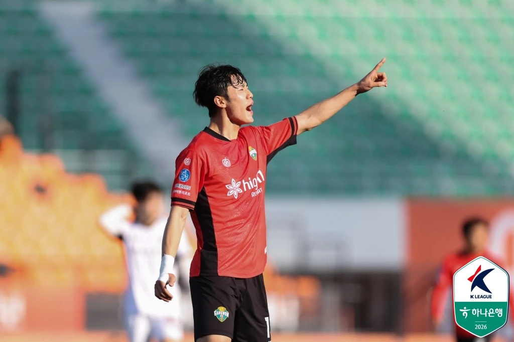 홍명보 한국 축구 국가대표팀 감독이 2026 국제축구연맹(FIFA) 북중미 월드컵 최종 명단 26인을 확정했다. 캡틴 손흥민을 포함해 김민재, 이강인, 황인범, 이재성, 황희찬 등 주축 선수들이 모두 이름을 올린 가운데 홍 감독은 북중미 월드컵서 이변을 만들겠다고 다짐하며 1차 목표로 32강 진출을 선언했다. 한국프로축구연맹