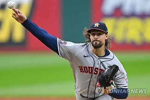 미국 메이저리그(MLB) 휴스턴 애스트로스 관련 소식을 전문적으로 다루는 미국 매체 더 크로피시 박시스는 16일(한국시간) 휴스턴의 시즌 붕괴 원인 중 하나로 와이스 영입 실패를 직접 거론했다. 와이스는 지난해  KBO리그 한화 이글스 유니폼을 입고 30경기 등판해 16승 5패 평균자책점 2.87 207탈삼진을 기록한 후 휴스턴과 계약해 MLB 입성에 성공했지만 이번 시즌 9경기에 나서 26이닝 0승 3패 평균자책점 7.62으로 부진해 지난 6일 트리플A로 강등됐다. 와이스가 기대 이하의 활약을 펼치자 매체는 KBO리그에서 성공적인 시즌을 보낸 뒤 영입된 라이언 와이스는 실패했다(flopped)며 강하게 지적했다. 연합뉴스
