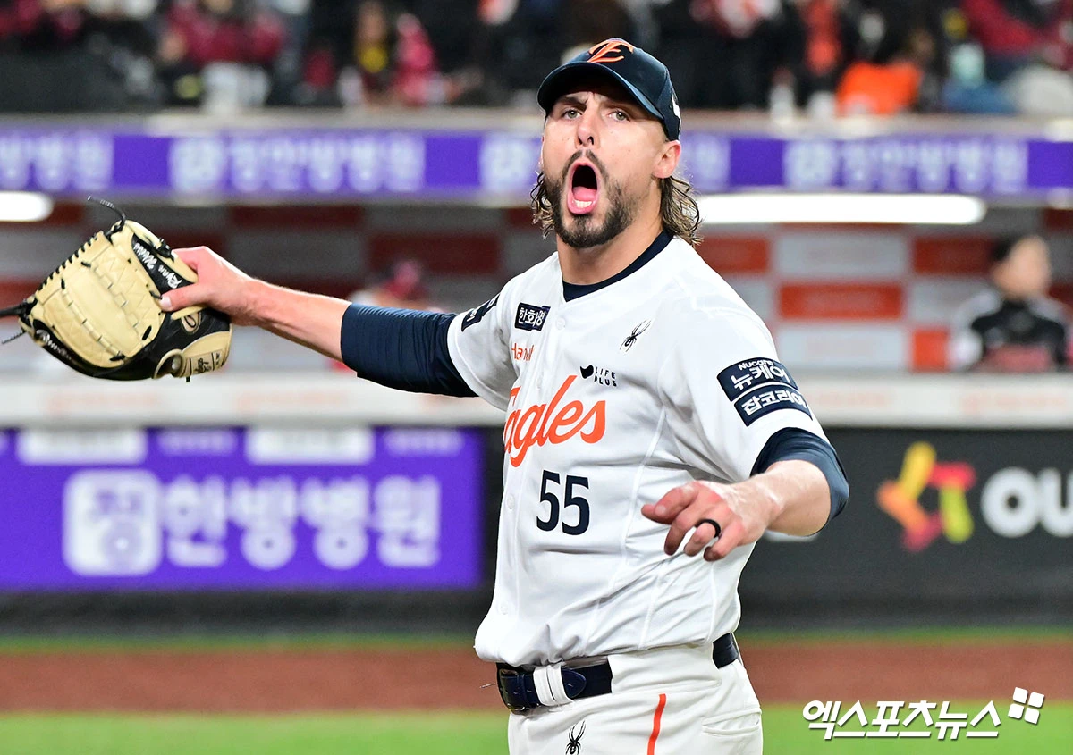 미국 메이저리그(MLB) 휴스턴 애스트로스 관련 소식을 전문적으로 다루는 미국 매체 더 크로피시 박시스는 16일(한국시간) 휴스턴의 시즌 붕괴 원인 중 하나로 와이스 영입 실패를 직접 거론했다. 와이스는 지난해  KBO리그 한화 이글스 유니폼을 입고 30경기 등판해 16승 5패 평균자책점 2.87 207탈삼진을 기록한 후 휴스턴과 계약해 MLB 입성에 성공했지만 이번 시즌 9경기에 나서 26이닝 0승 3패 평균자책점 7.62으로 부진해 지난 6일 트리플A로 강등됐다. 와이스가 기대 이하의 활약을 펼치자 매체는 KBO리그에서 성공적인 시즌을 보낸 뒤 영입된 라이언 와이스는 실패했다(flopped)며 강하게 지적했다. 엑스포츠뉴스DB
