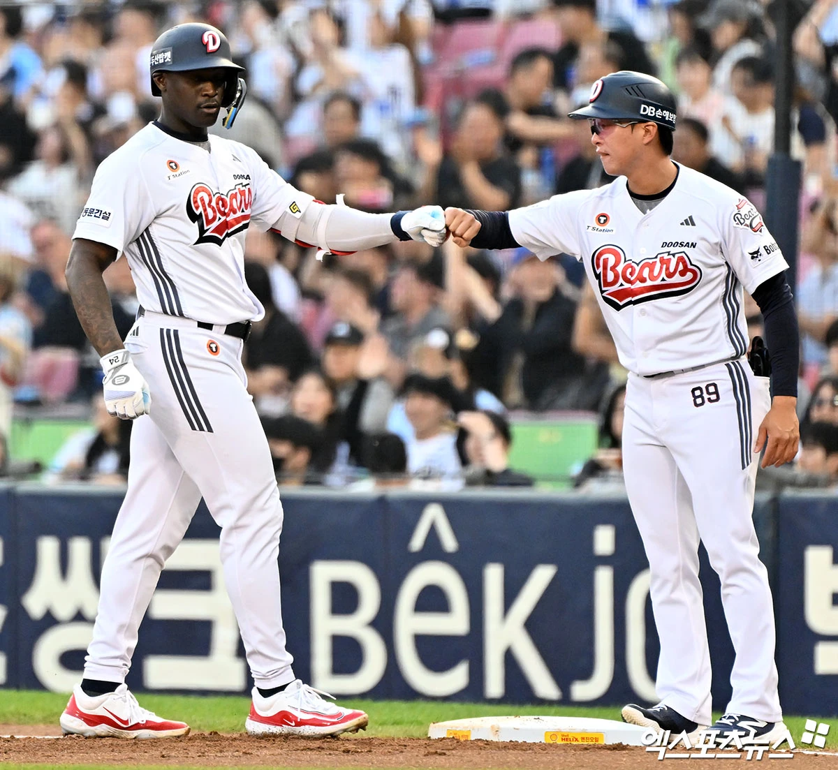 15일 오후 서울 송파구 잠실야구장에서 열린 '2026 신한 SOL Bank KBO리그' 롯데 자이언츠와 두산 베어스의 경기, 1회말 2사 2루 두산 카메론이 1타점 적시타를 날리고 있다. 엑스포츠뉴스 DB