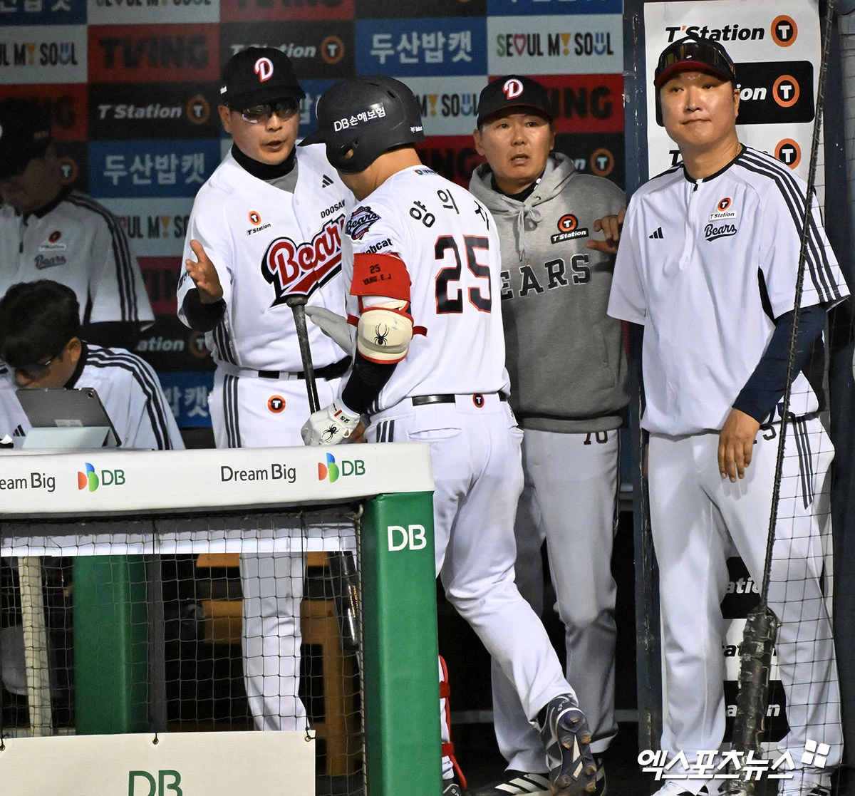 18일 오후 서울 송파구 잠실야구장에서 열린 '2026 신한 SOL Bank KBO리그' KIA 타이거즈와 두산 베어스의 경기, 8회말 두산 양의지가 솔로 홈런을 날리고 있다. 엑스포츠뉴스 DB