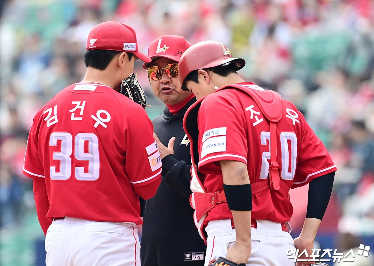 29일 오후 인천SSG랜더스필드에서 열린 '2026 신한 SOL Bank KBO리그' KIA 타이거즈와 SSG 랜더스의 경기, 3회초 무사 1,2루 SSG 경헌호 투수총괄코치가 마운드를 방문해 선발투수 김건우와 이야기를 나누고 있다. 엑스포츠뉴스 DB