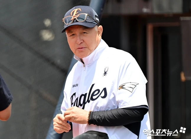 한화 이글스 사령탑 김경문 감독이 공동 선두 KT 위즈전을 맞아 간판 타자 노시환을 리드오프로 넣는 파격 승부수를 단행했다. 한화는 17일 수원 KT위즈파크에서 벌어지는 2026 신한 SOL 뱅크 KBO리그 KT 위즈와의 방문 경기에서 노시환을 1번타자 3루수로 집어넣었다. 2019년 데뷔한 노시환은 통산 864경기에 출전했고, 806경기에서 스타팅으로 나왔는데 1번 타자로 선발 라인업에 오른 건 처음이다. 김 감독은 '강백호가 워낙 잘 치고 있다. 그래서 본인도 편하게 치라고 오늘 타순을 그렇게 해봤다'고 이유을 밝혔다. 엑스포츠뉴스DB 