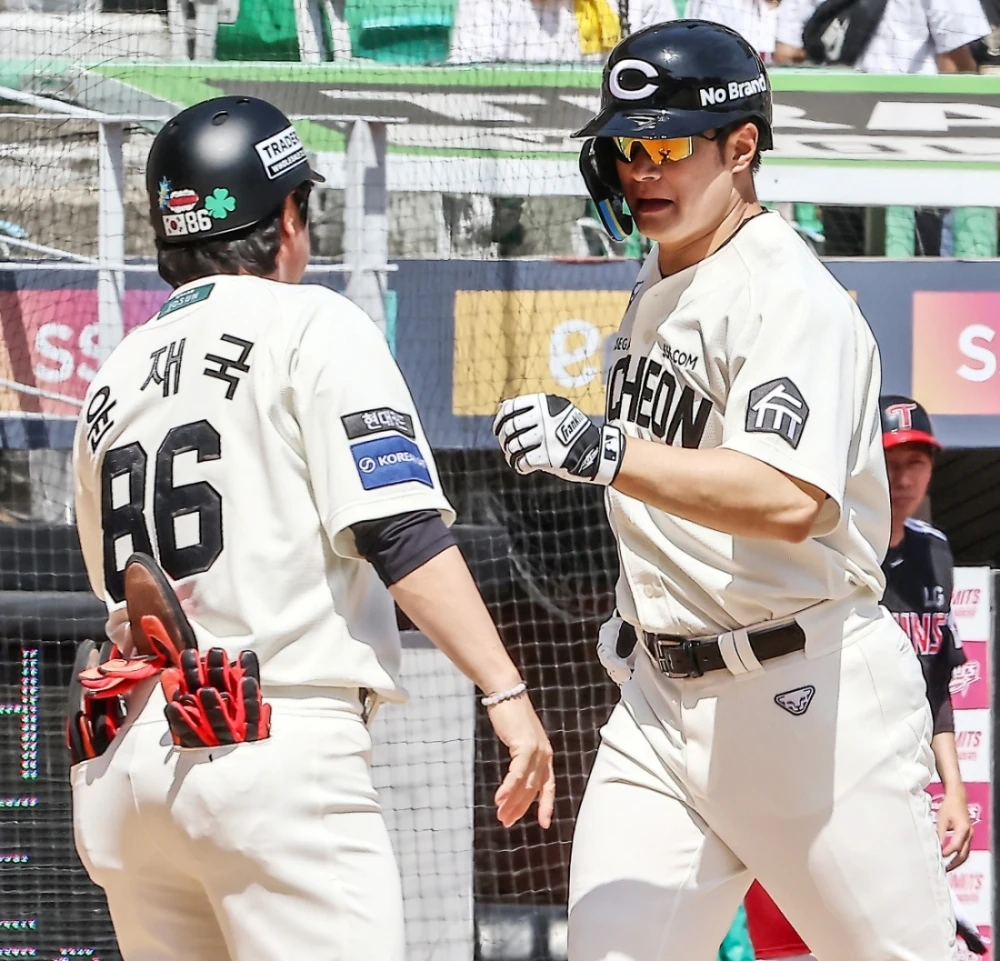 17일 오후 인천SSG랜더스필드에서 열린 '2026 신한 SOL KBO리그' LG 트윈스와 SSG 랜더스의 경기, 2회말 1사 SSG 김재환이 솔로 홈런을 친 뒤 윤재국 코치와 하이파이브를 하고 있다. SSG 랜더스
