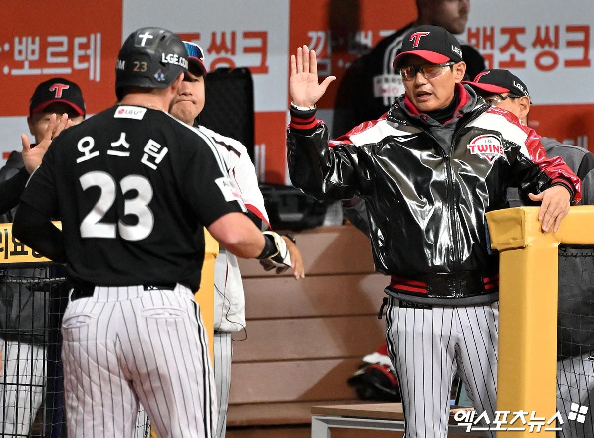 5일 오후 서울 구로구 고척스카이돔에서 열린 '2026 신한 SOL Bank KBO리그' LG 트윈스와 키움 히어로즈의 경기, 1회초 1사 1,3루 LG 오스틴이 박동원의 1타점 희생타때 득점에 성공하고 있다. 엑스포츠뉴스 DB