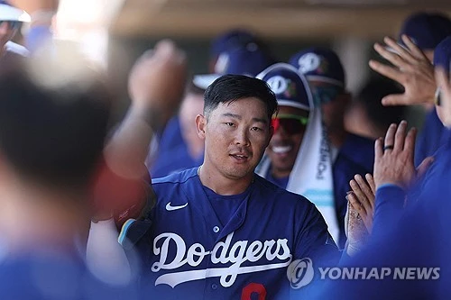 키움 히어로즈가 메이저리그 통산 50홈런을 기록한 내야수 케스턴 히우라를 총액 50만 달러(약 7억 5천만원)의 조건에 영입했다. 히우라는 오는 20일 입국 후 취업비자 발급 등을 거쳐 선수단에 합류할 예정이다. 사진 연합뉴스