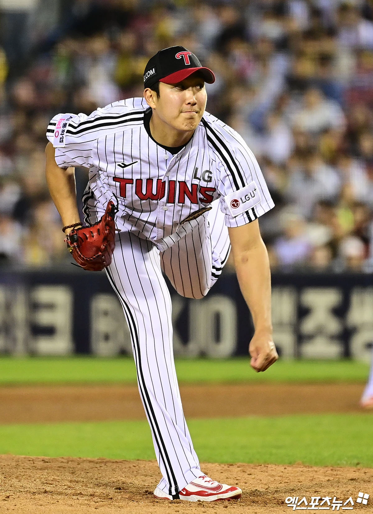 13일 오후 서울 송파구 잠실야구장에서 열린 '2026 신한 SOL Bank KBO리그' 삼성 라이온즈와 LG 트윈스의 경기, 9회초 LG 손주영이 역투하고 있다. 엑스포츠뉴스 DB