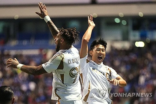 손흥민과 최고의 호흡을 자랑했던 드니 부앙가도 마크 도스 산토스 감독의 전술을 지적하고 나섰다. 도스 산토스 감독이 이끄는 LAFC가 지난 18일(한국시간) 미국 테네시주 내슈빌에 있는 제오디스 파크에서 열린 내슈빌과의 2026시즌 메이저리그사커(MLS) 매치데이 14 원정 경기에서 2-3으로 졌다. 1-3으로 뒤지던 후반 23분 손흥민이 가까운 쪽 포스트로 킥을 처리했고 부앙가가 발을 갖다 대면서 골문 안으로 빨려 들어갔다. 연합뉴스
