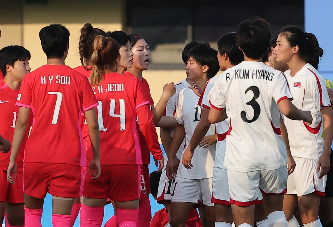 지소연은 19일 수원종합운동장에서 열린 아시아축구연맹(AFC) 여자챔피언스리그 준결승 사전 기자회견에서 북한 특유의 거친 축구와 남북대결 때 벌어지는 욕설 등을 경계했다. 그는 '내고향엔 북한 대표팀 선수들이 굉장히 많았고, 감독님도 대표팀 감독님'이라면서 '북한 선수들이 거칠고, 욕설도 굉장히 많이 한다. 우리 선수들도 물러서지 않고 욕하면 욕하고, 발로 차면 우리도 발로 차고 대응해야 할 것 같다'고 했다. 연합뉴스