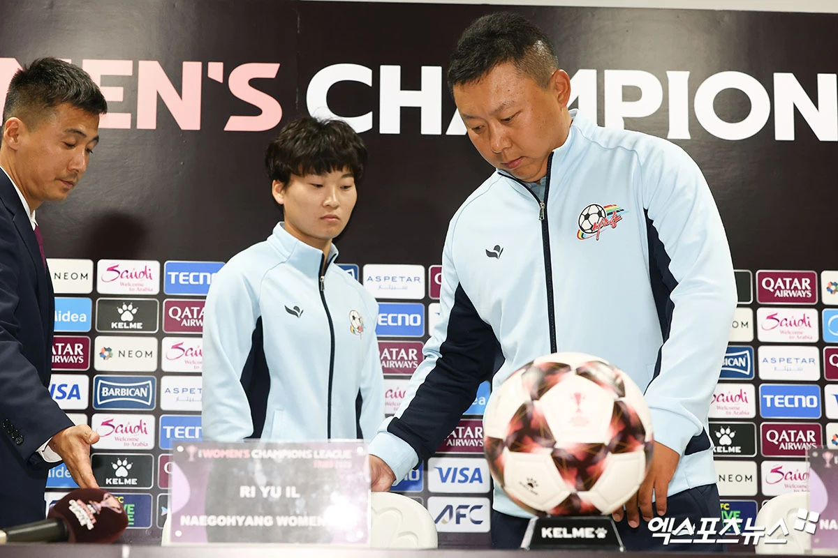 지소연은 19일 수원종합운동장에서 열린 아시아축구연맹(AFC) 여자챔피언스리그 준결승 사전 기자회견에서 북한 특유의 거친 축구와 남북대결 때 벌어지는 욕설 등을 경계했다. 그는 '내고향엔 북한 대표팀 선수들이 굉장히 많았고, 감독님도 대표팀 감독님'이라면서 '북한 선수들이 거칠고, 욕설도 굉장히 많이 한다. 우리 선수들도 물러서지 않고 욕하면 욕하고, 발로 차면 우리도 발로 차고 대응해야 할 것 같다'고 했다. 수원, 박지영 기자