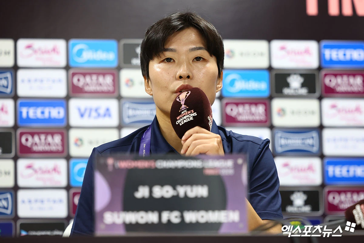 지소연은 19일 수원종합운동장에서 열린 아시아축구연맹(AFC) 여자챔피언스리그 준결승 사전 기자회견에서 북한 특유의 거친 축구와 남북대결 때 벌어지는 욕설 등을 경계했다. 그는 '내고향엔 북한 대표팀 선수들이 굉장히 많았고, 감독님도 대표팀 감독님'이라면서 '북한 선수들이 거칠고, 욕설도 굉장히 많이 한다. 우리 선수들도 물러서지 않고 욕하면 욕하고, 발로 차면 우리도 발로 차고 대응해야 할 것 같다'고 했다. 수원, 박지영 기자