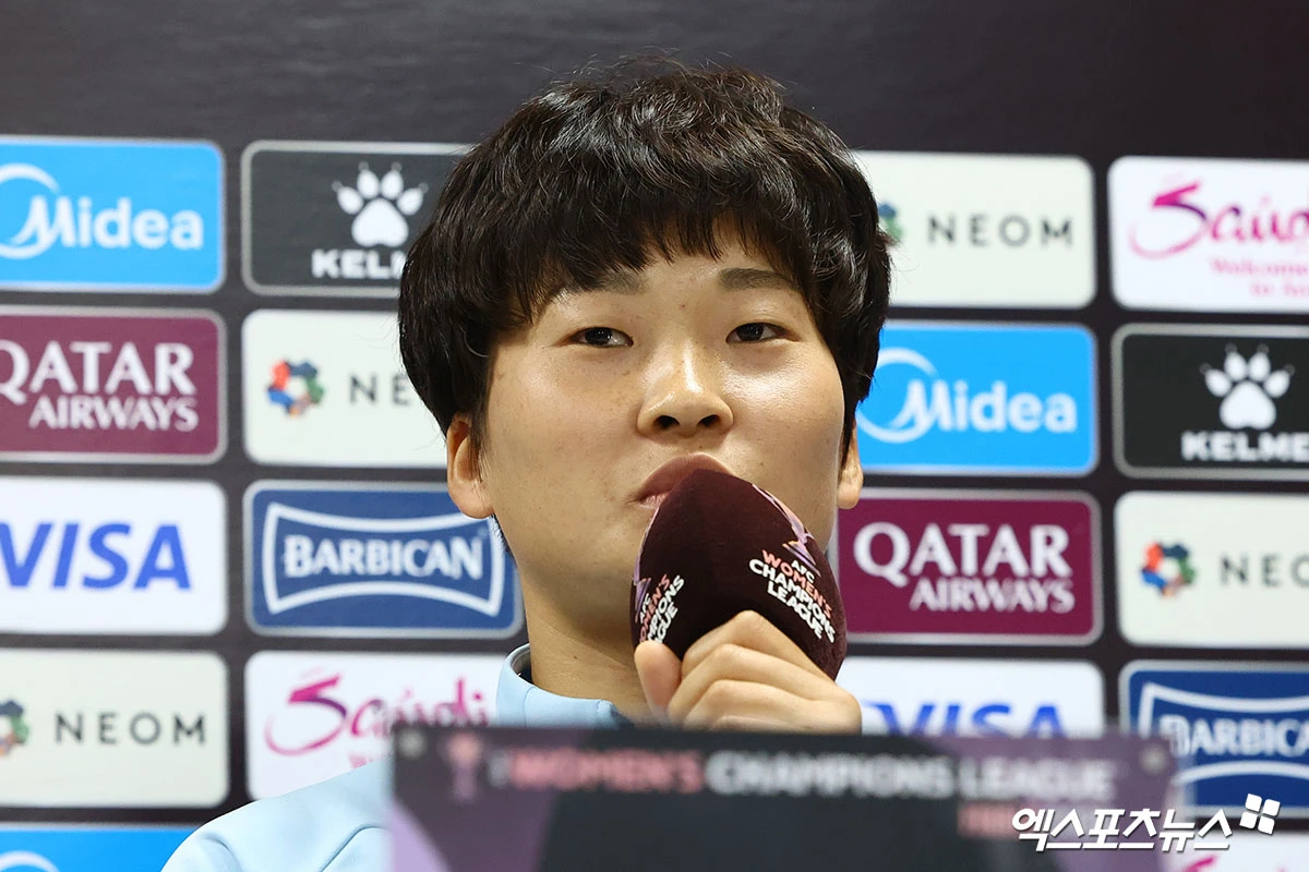 지소연은 19일 수원종합운동장에서 열린 아시아축구연맹(AFC) 여자챔피언스리그 준결승 사전 기자회견에서 북한 특유의 거친 축구와 남북대결 때 벌어지는 욕설 등을 경계했다. 그는 '내고향엔 북한 대표팀 선수들이 굉장히 많았고, 감독님도 대표팀 감독님'이라면서 '북한 선수들이 거칠고, 욕설도 굉장히 많이 한다. 우리 선수들도 물러서지 않고 욕하면 욕하고, 발로 차면 우리도 발로 차고 대응해야 할 것 같다'고 했다. 수원, 박지영 기자