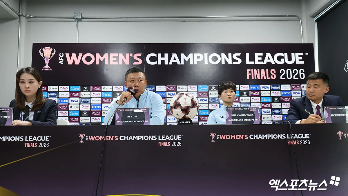 지소연은 19일 수원종합운동장에서 열린 아시아축구연맹(AFC) 여자챔피언스리그 준결승 사전 기자회견에서 북한 특유의 거친 축구와 남북대결 때 벌어지는 욕설 등을 경계했다. 그는 '내고향엔 북한 대표팀 선수들이 굉장히 많았고, 감독님도 대표팀 감독님'이라면서 '북한 선수들이 거칠고, 욕설도 굉장히 많이 한다. 우리 선수들도 물러서지 않고 욕하면 욕하고, 발로 차면 우리도 발로 차고 대응해야 할 것 같다'고 했다. 수원, 박지영 기자