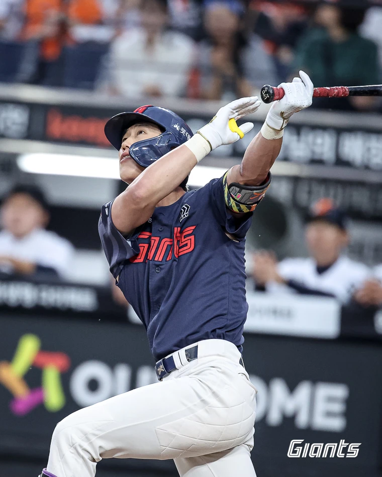 롯데 자이언츠 내야수 전민재가 19일 대전 한화생명 볼파크에서 열린 2026 신한 SOL KBO리그 한화 이글스와의 팀 간 3차전에서 2회초 역전 2점 홈런을 기록했다. 사진 롯데 자이언츠