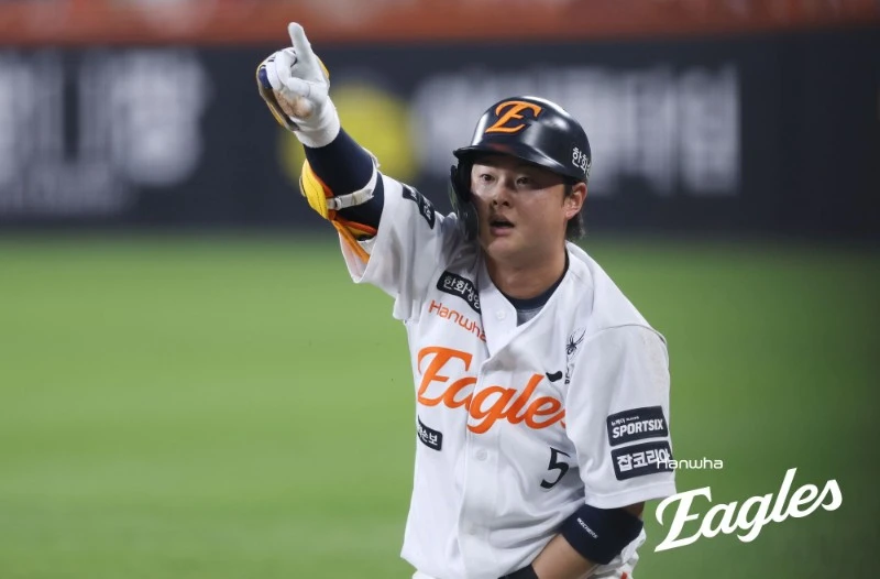 한화 이글스 내야수 이도윤이 19일 대전 한화생명 볼파크에서 열린 2026 신한 SOL KBO리그 롯데 자이언츠와의 팀 간 3차전에서 4회말 역전 적시타를 기록했다. 한화 이글스