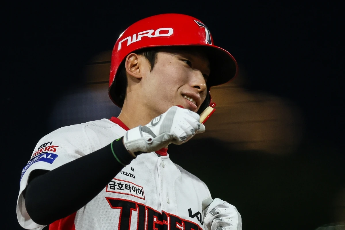 19일 오후 광주-KIA챔피언스필드에서 열린 '2026 신한 SOL KBO리그' LG 트윈스와 KIA 타이거즈의 경기, 5회말 1사 KIA 김호령이 솔로 홈런을 날린 뒤 그라운드를 돌고 있다. KIA 타이거즈