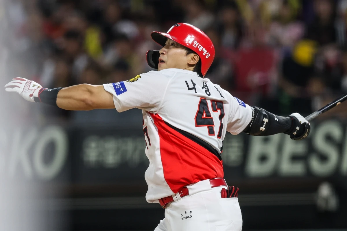 19일 오후 광주-KIA챔피언스필드에서 열린 '2026 신한 SOL KBO리그' LG 트윈스와 KIA 타이거즈의 경기, 5회말 1사 1루 KIA 나성범이 투런 홈런을 치고 있다. KIA 타이거즈