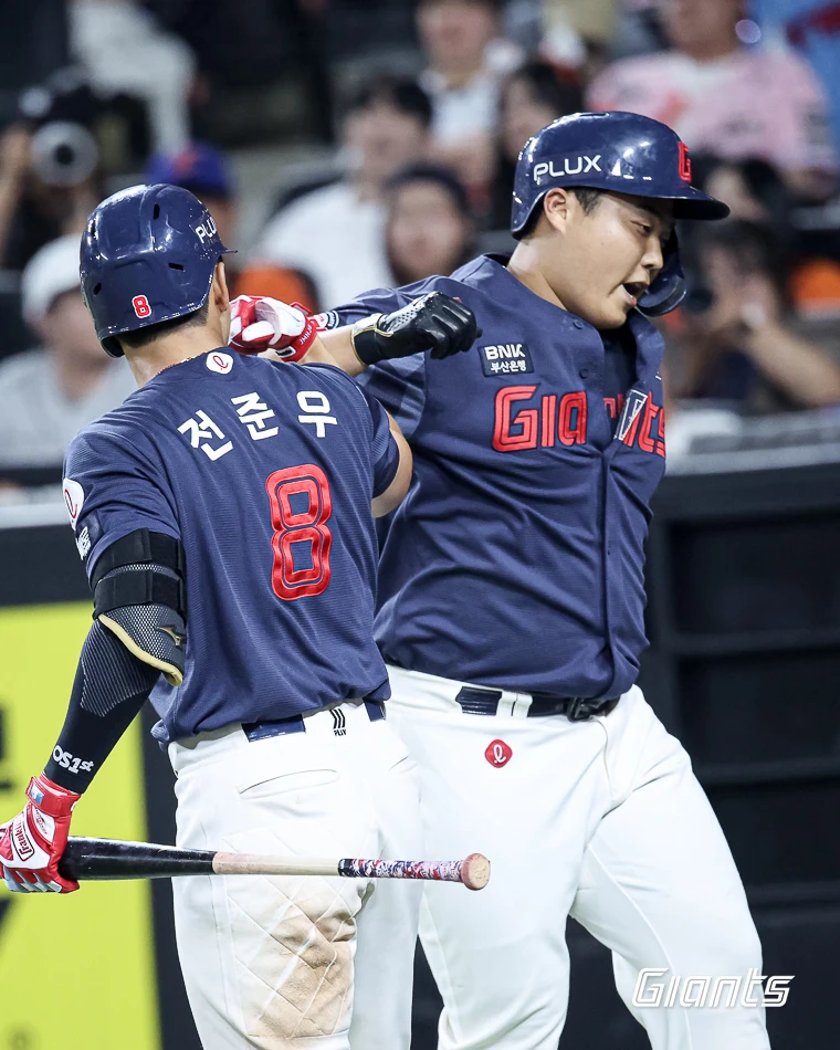 롯데 자이언츠 한동희(오른쪽)가 19일 대전 한화생명 볼파크에서 열린 2026 신한 SOL KBO리그 한화 이글스와의 팀 간 3차전에서 8회초 동점 솔로 홈런을 기록, 팀 연패 탈출에 힘을 보탰다. 사진 롯데 자이언츠