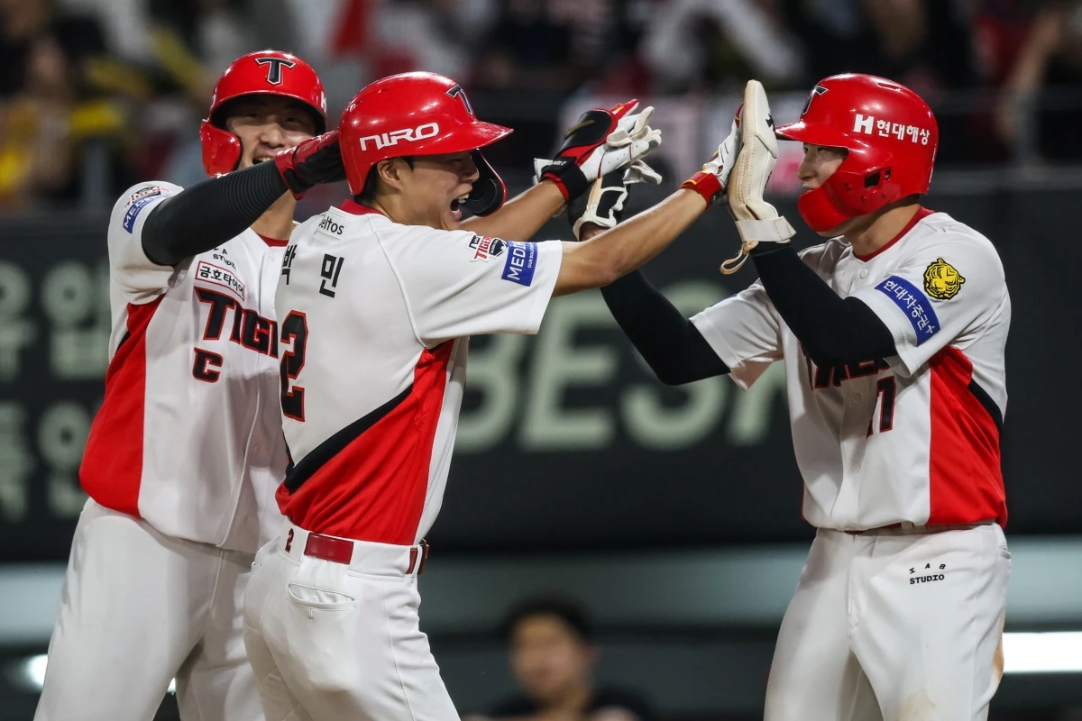 19일 오후 광주-KIA챔피언스필드에서 열린 '2026 신한 SOL KBO리그' LG 트윈스와 KIA 타이거즈의 경기, 6회말 2사 2, 3루 KIA 박민이 스리런 홈런을 날린 뒤 동료들과 기쁨을 나누고 있다. KIA 타이거즈
