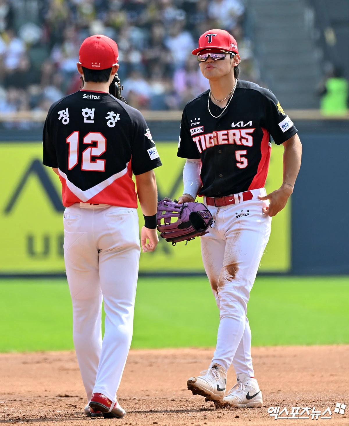 19일 오후 서울 송파구 잠실야구장에서 열린 '2026 신한 SOL Bank KBO리그' KIA 타이거즈와 두산 베어스의 경기, 1회말 무사 만루 KIA 김도영이 두산 양의지의 타구를 잡아 병살타로 연결시키고 있다. 엑스포츠뉴스 DB