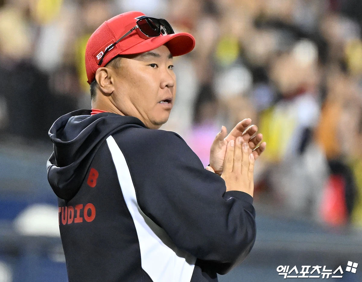 17일 오후 서울 송파구 잠실야구장에서 열린 '2026 신한 SOL Bank KBO리그' KIA 타이거즈와 두산 베어스의 경기, KIA가 두산에 7:3으로 승리하며 632일 만에 8연승을 기록했다.  이날 경기에서 승리한 KIA 이범호 감독이 박수를 치고 있다. 엑스포츠뉴스 DB