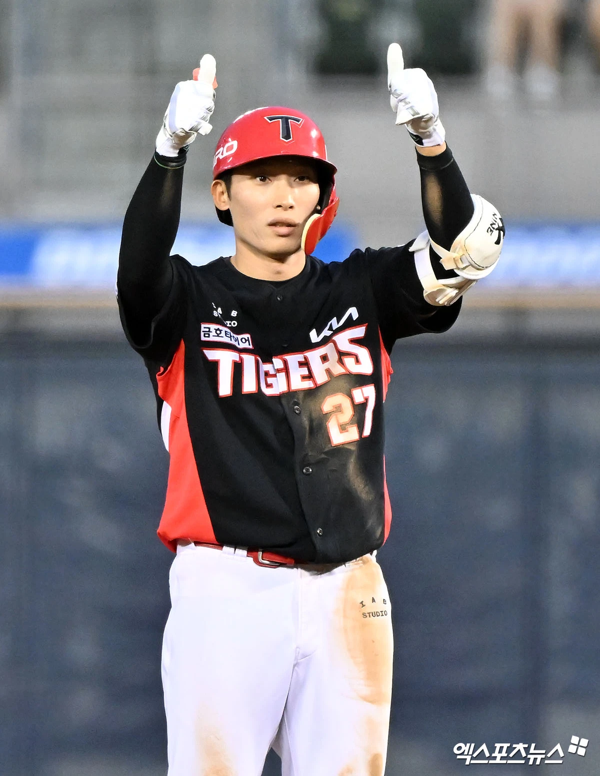 18일 오후 서울 송파구 잠실야구장에서 열린 '2026 신한 SOL Bank KBO리그' KIA 타이거즈와 두산 베어스의 경기, 8회초 1사 KIA 김호령이 2루타를 날리고 있다. 엑스포츠뉴스 DB