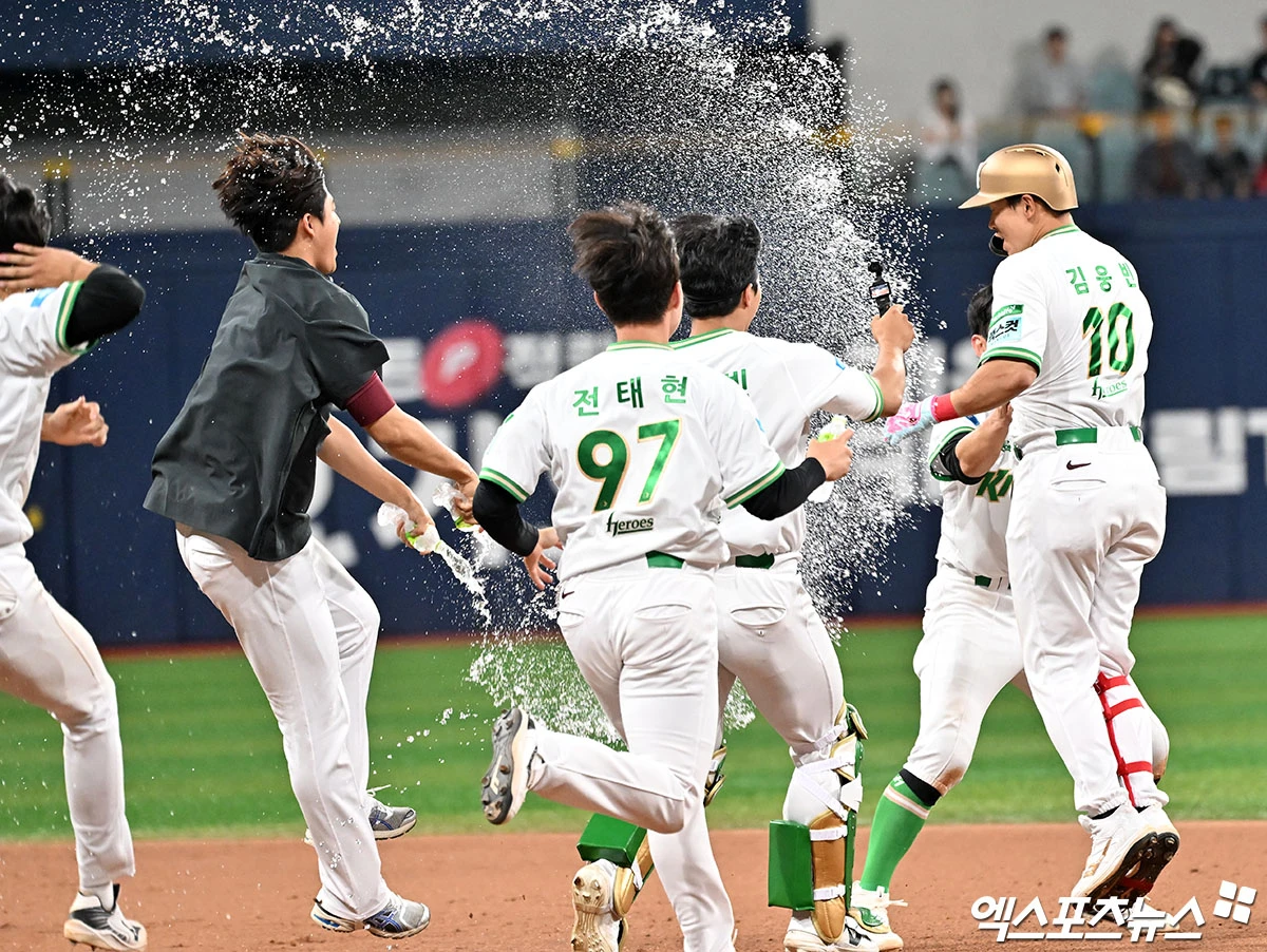 20일 오후 서울 구로구 고척스카이돔에서 열린 '2026 신한 SOL Bank KBO리그' SSG 랜더스와 키움 히어로즈의 경기, 키움이 김웅빈의 끝내기 안타에 힘입어 SSG에 6:5로 승리했다. 9회말 2사 1,2루 키움 김웅빈이 끝내기 안타를 날린 후 기뻐하고 있다. 고척, 김한준 기자