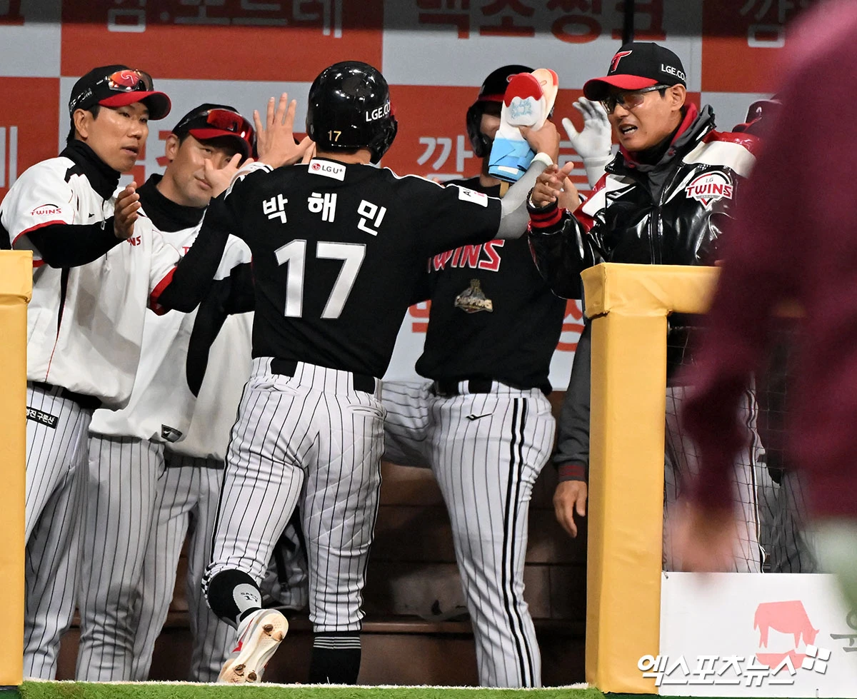 5일 오후 서울 구로구 고척스카이돔에서 열린 '2026 신한 SOL Bank KBO리그' LG 트윈스와 키움 히어로즈의 경기, 4회초 무사 2,3루 LG 박해민이 오지환의 2타점 적시타때 득점에 성공하고 있다. 엑스포츠뉴스 DB