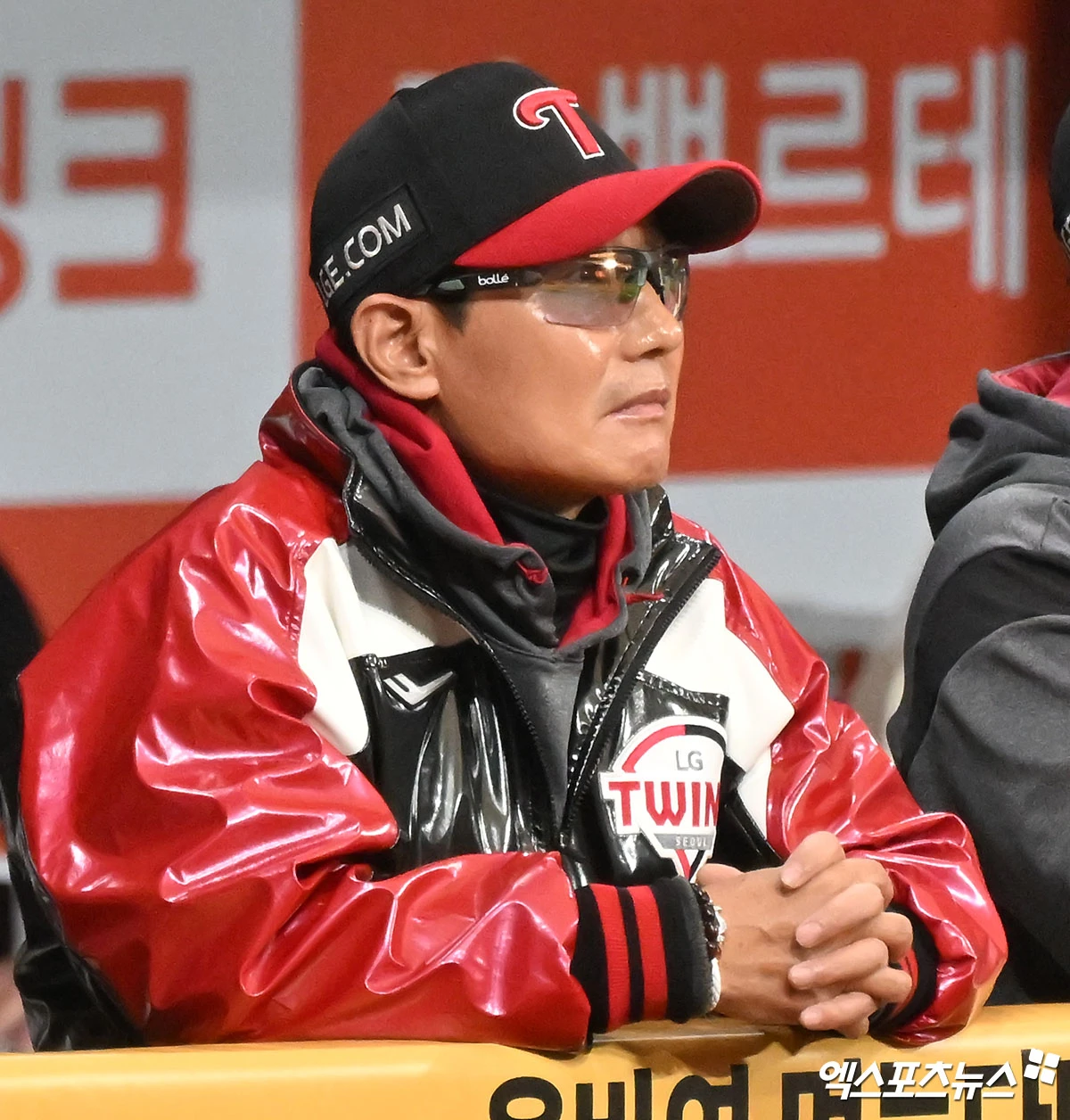 5일 오후 서울 구로구 고척스카이돔에서 열린 '2026 신한 SOL Bank KBO리그' LG 트윈스와 키움 히어로즈의 경기, LG 염경엽 감독이 경기를 지켜보고 있다. 엑스포츠뉴스 DB