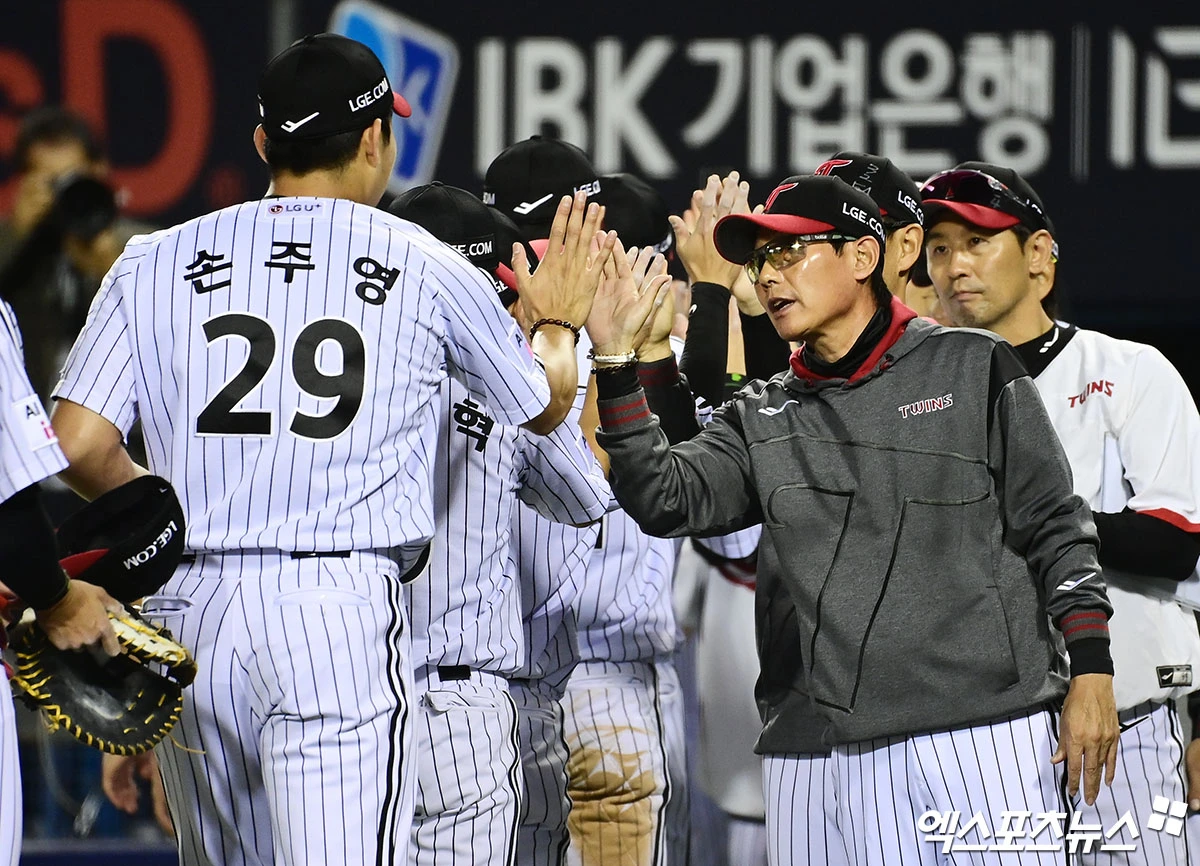 13일 오후 서울 송파구 잠실야구장에서 열린 '2026 신한 SOL Bank KBO리그' 삼성 라이온즈와 LG 트윈스의 경기, LG가 선발투수 톨허스트의 6이닝 1실점 호투와 박해민의 호수비에 힘입어 5:3의 스코어로 승리하며 3연패에서 탈출했다. 경기 종료 후 LG 염경엽 감독이 손주영과 승리의 기쁨을 나누고 있다. 엑스포츠뉴스 DB