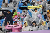 지소연 PK 실축에 환호! 이건 아니잖아요? 인공기 펄럭~ 수원인가 평양인가…南 사령탑 "속상했다"→北 감독은 시큰둥 [수원 현장]