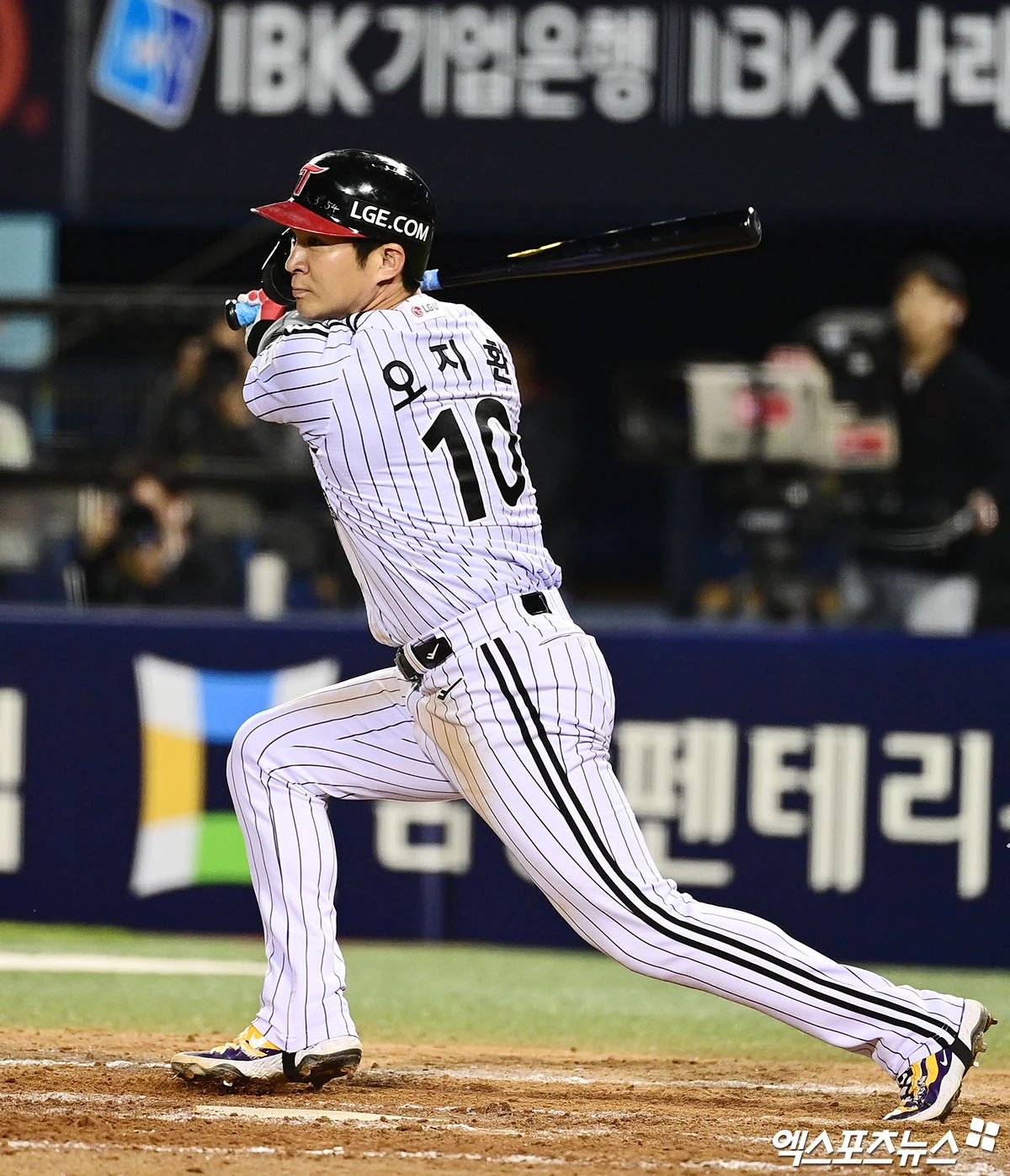 LG 트윈스 베테랑 내야수 오지환이 23일 서울 잠실야구장에서 열리는 2026 신한 SOL KBO리그 키움 히어로즈와의 팀 간 5차전에 4번타자 겸 유격수로 선발 라인업에 이름을 올렸다. 사진 엑스포츠뉴스 DB