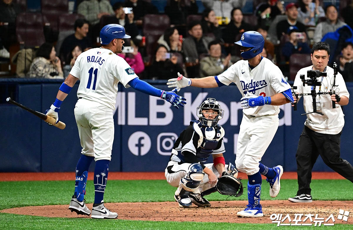 18일 오후 서울 구로구 고척스카이돔에서 열린 '메이저리그 월드투어 서울시리즈 2024' 스페셜 매치 팀 코리아와 LA 다저스의 경기, LA 다저스 크리스 테일러가 7회말 선두타자로 나와 솔로홈런을 친 뒤 기뻐하고 있다. 엑스포츠뉴스 DB