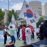 "왜 北 내고향만 응원해!" 쏟아지는 비판 의식했나?…공동응원단에 '대형 태극기' 등장 [수원 현장]