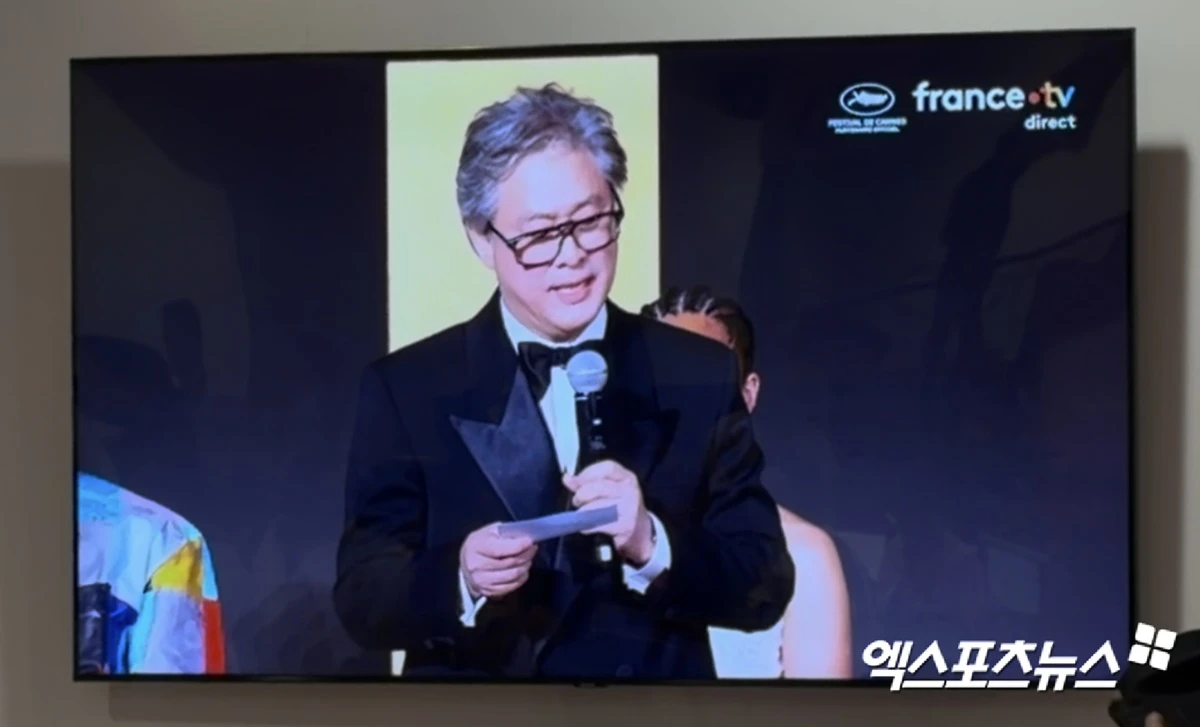 제79회 칸 영화제 황금종려상을 호명하는 심사위원장 박찬욱 감독.