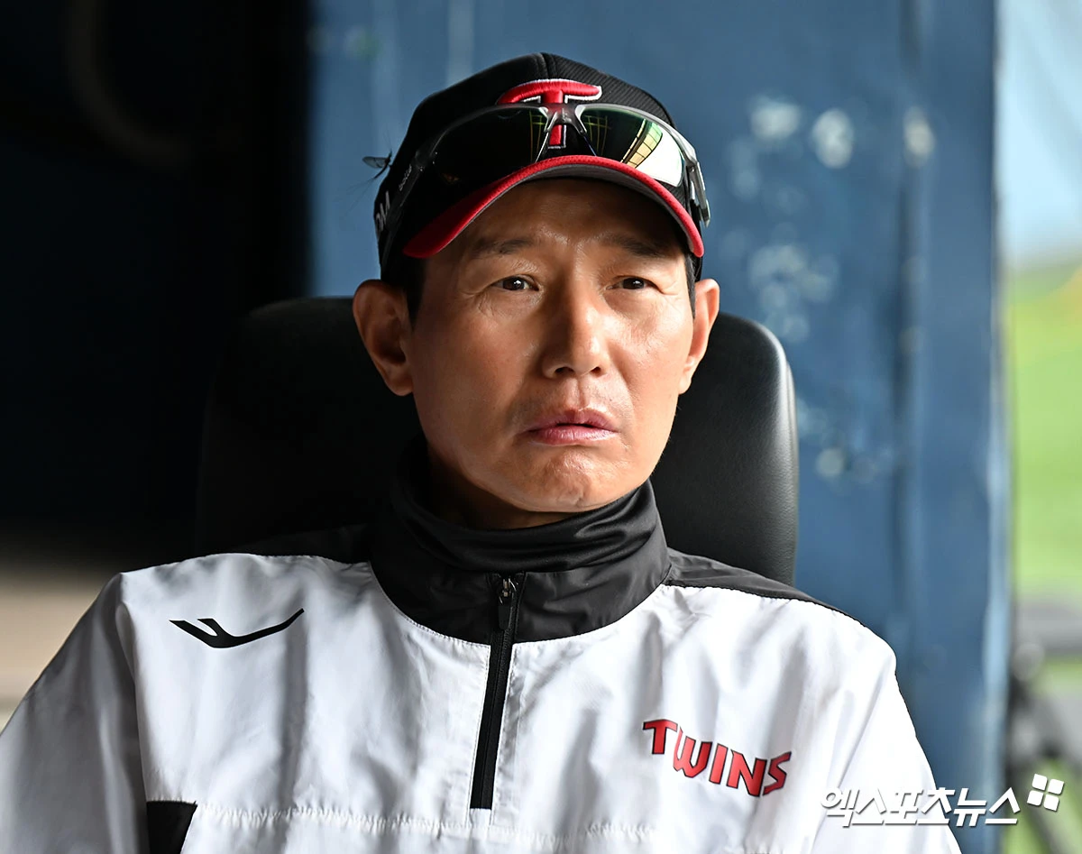 23일 오후 서울 송파구 잠실야구장에서 열리는 '2026 신한 SOL Bank KBO리그' 키움 히어로즈와 LG 트윈스의 경기, LG 염경엽 감독이 취재진과 대화를 나누고 있다. 엑스포츠뉴스 DB
