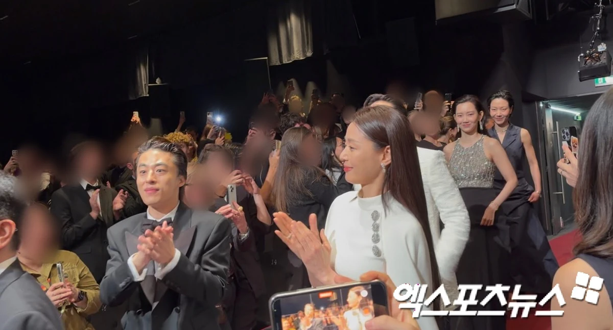 뤼미에르 대극장에 입장 중인 '군체' 팀.