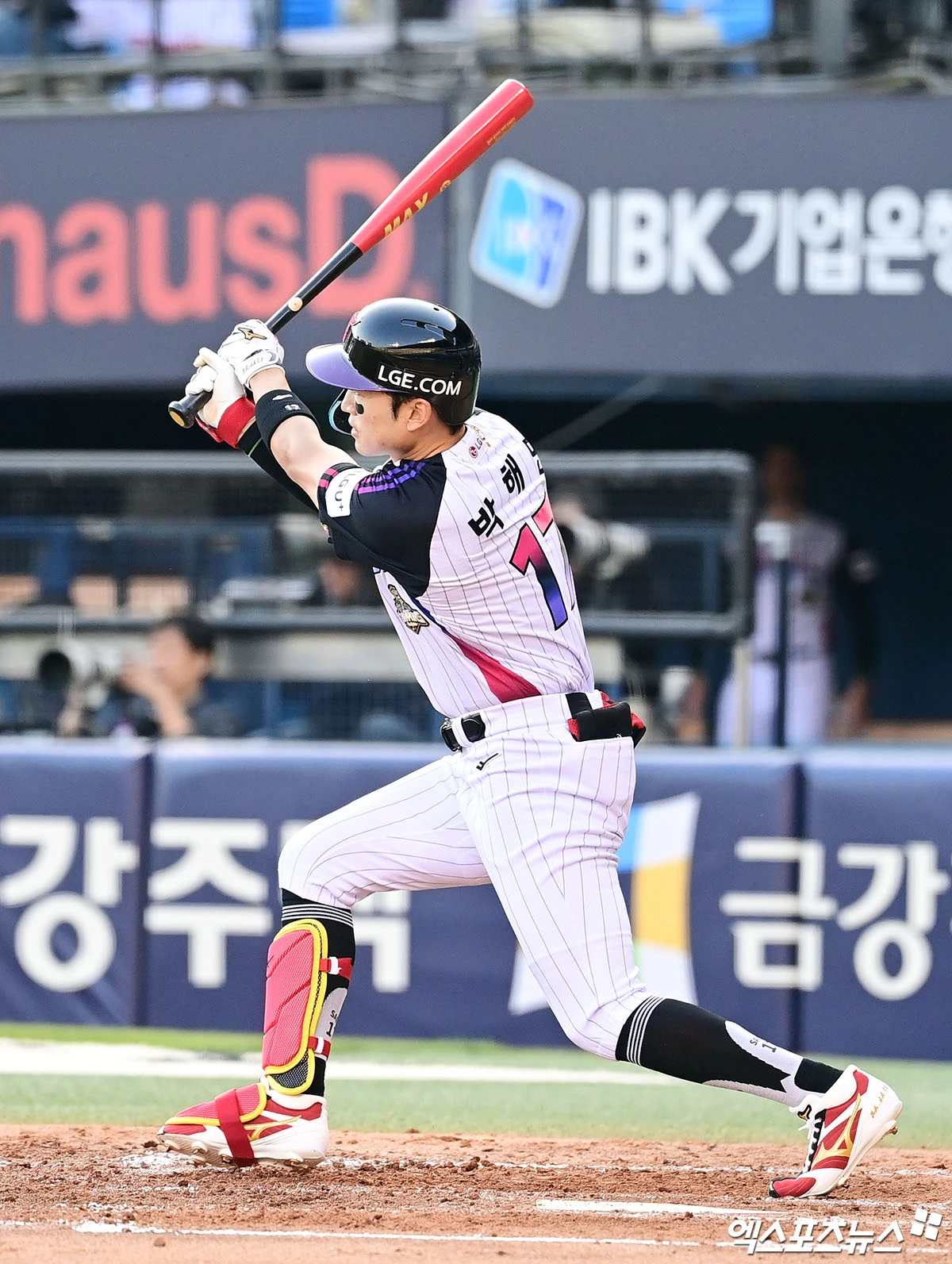 1일 오후 서울 송파구 잠실야구장에서 열린 '2026 신한 SOL Bank KBO리그' NC 다이노스와 LG 트윈스의 경기, 4회말 LG 선두타자 박해민이 안타를 때려내고 있다. 엑스포츠뉴스 DB
