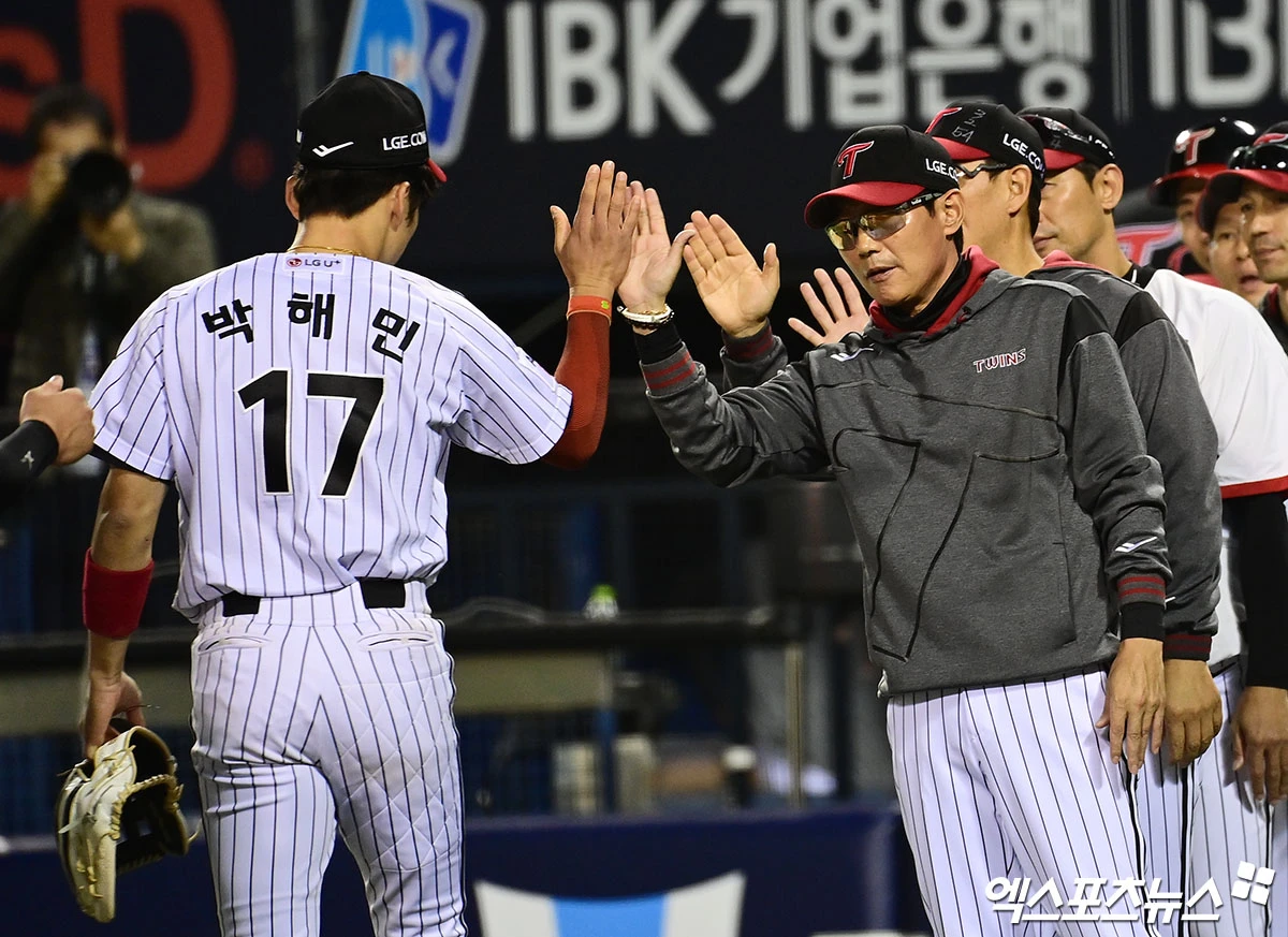 13일 오후 서울 송파구 잠실야구장에서 열린 '2026 신한 SOL Bank KBO리그' 삼성 라이온즈와 LG 트윈스의 경기, LG가 선발투수 톨허스트의 6이닝 1실점 호투와 박해민의 호수비에 힘입어 5:3의 스코어로 승리하며 3연패에서 탈출했다.  경기 종료 후 LG 염경엽 감독이 박해민과 승리의 기쁨을 나누고 있다. 엑스포츠뉴스 DB
