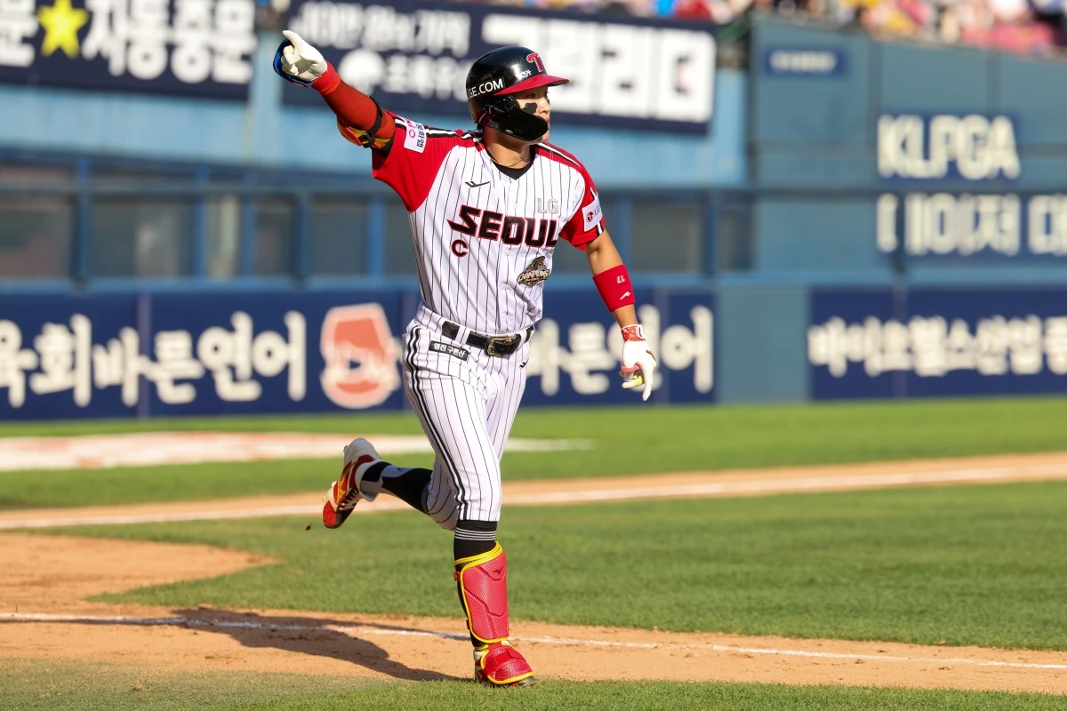 24일 오후 서울 잠실야구장에서 열린 '2026 신한 SOL KBO리그' 키움 히어로즈와 LG 트윈스의 경기, LG가 9회말 박해민의 끝내기 스리런 홈런에 힘입어 6:4로 승리하며 위닝시리즈(3연전 가운데 최소 2승)를 달성했다. LG 트윈스