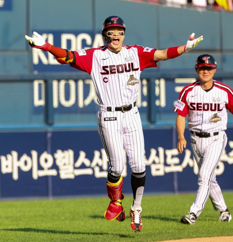 24일 오후 서울 잠실야구장에서 열린 '2026 신한 SOL KBO리그' 키움 히어로즈와 LG 트윈스의 경기, LG가 9회말 박해민의 끝내기 스리런 홈런에 힘입어 6:4로 승리하며 위닝시리즈(3연전 가운데 최소 2승)를 달성했다. LG 트윈스